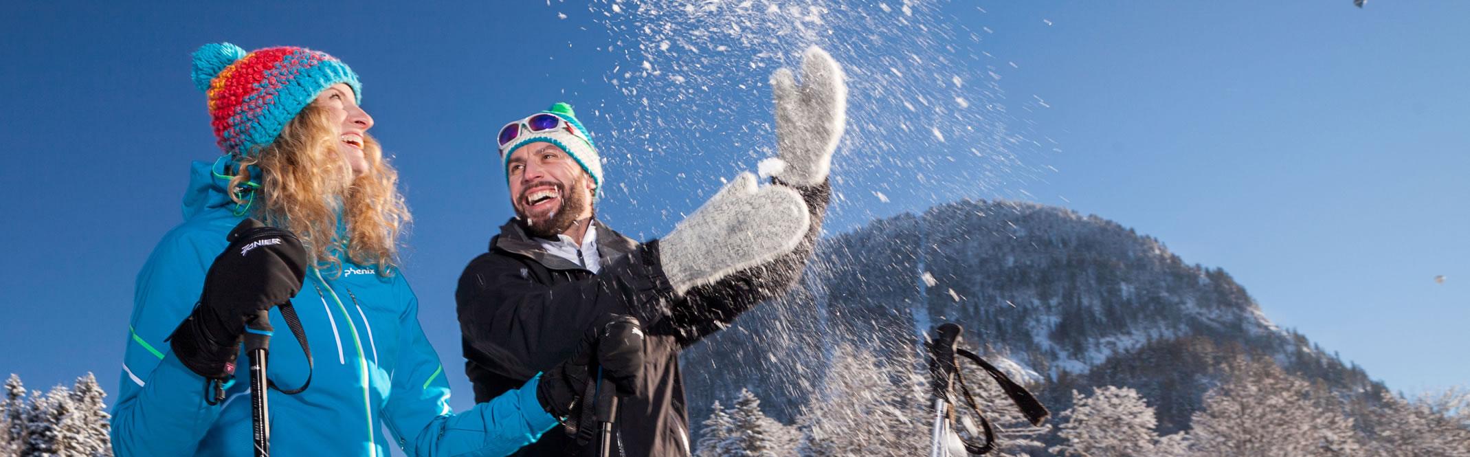 Paar im Winterurlaub in Golling