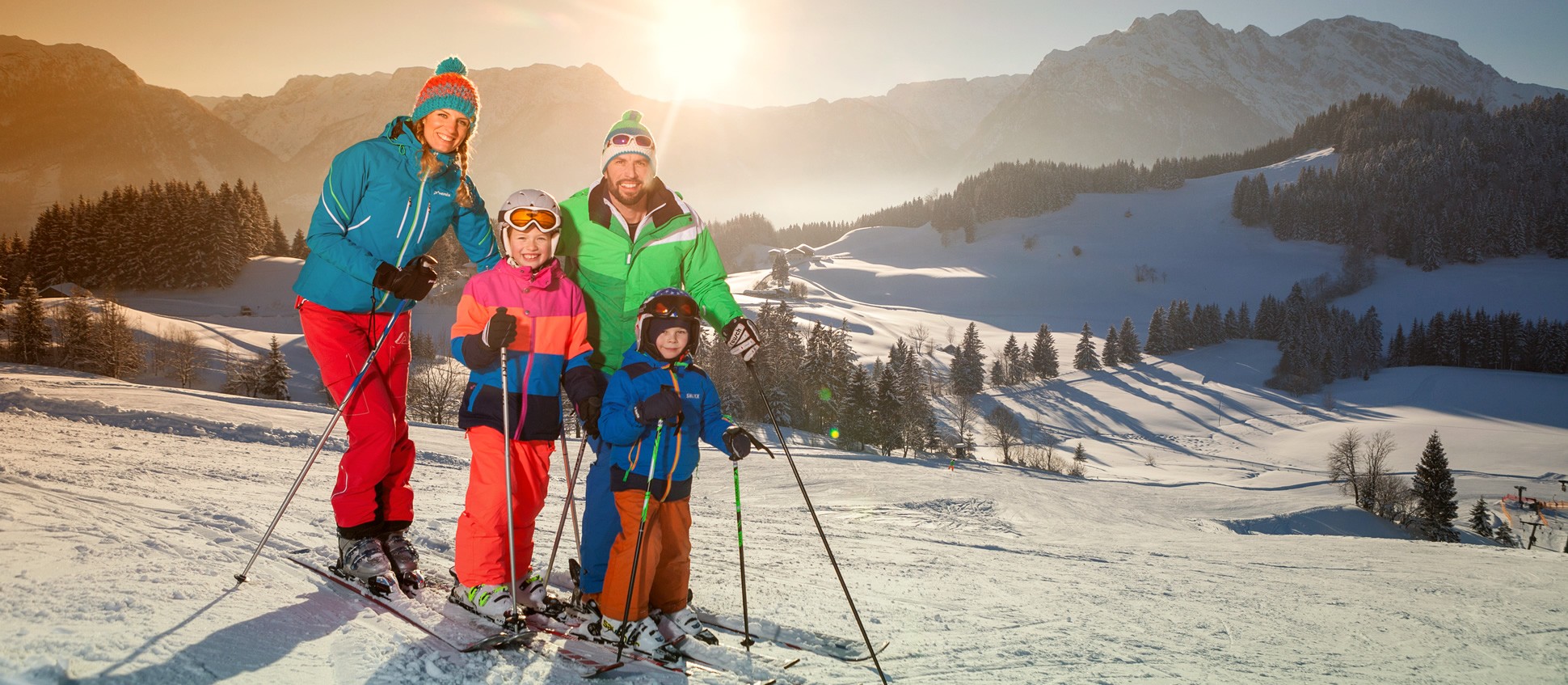 Familie beim Skifahren beim Bio-Berggasthof Bachrain in Golling (© Urlaub am Bauernhof)