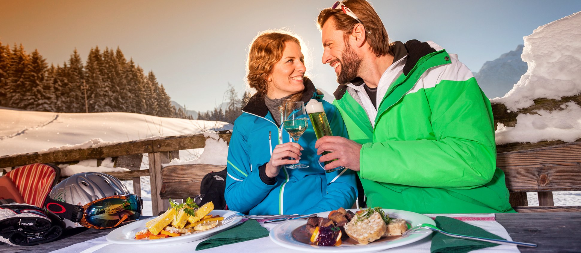 Hausgemachte Köstlichkeiten auf der Sonnenterrasse im Gasthof Bachrain genießen (© Urlaub am Bauernhof)
