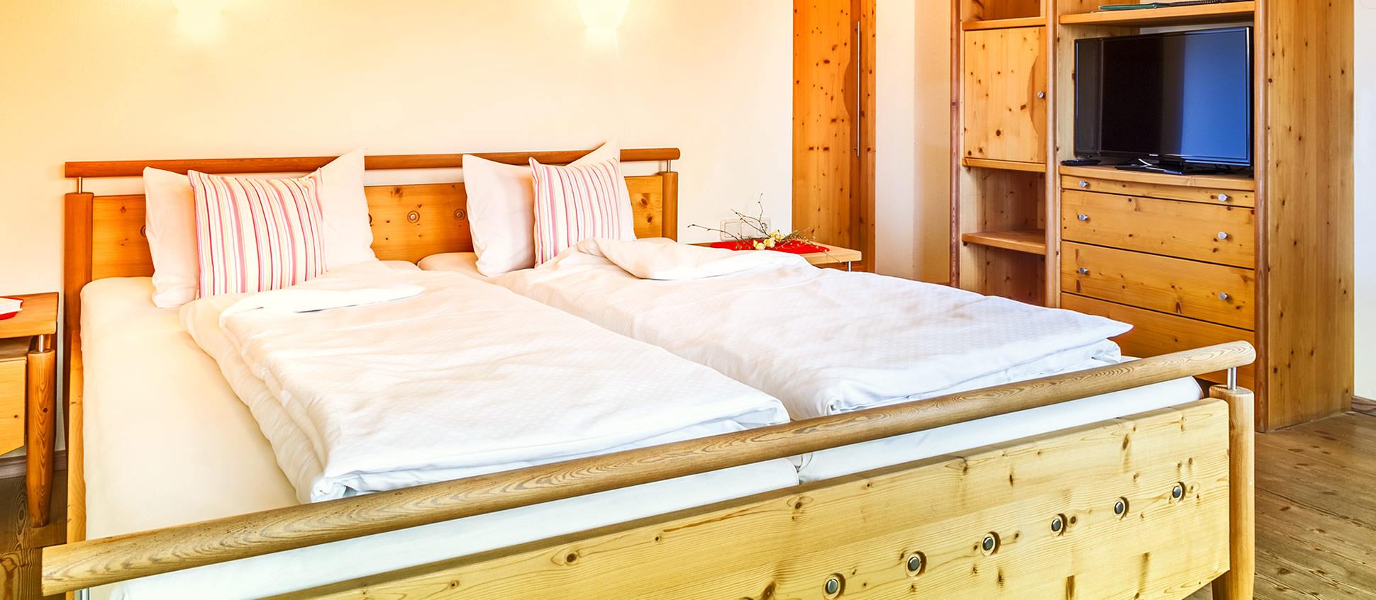 Helle, geräumige Zimmer im Bio-Berggasthof Bachrain (© Urlaub am Bauernhof)
