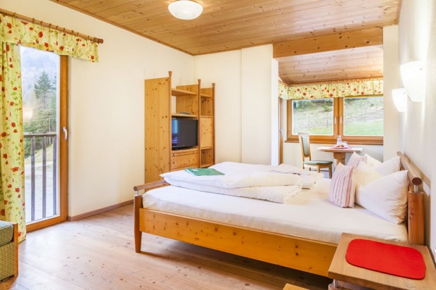 Gemütliches Schlafzimmer mit Balkon und Panoramablick