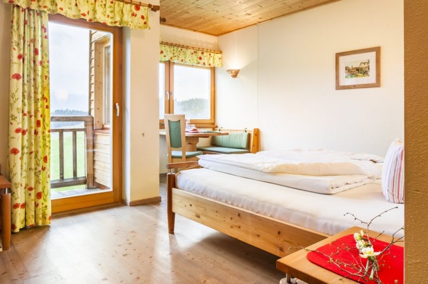Schlafzimmer mit Sitzecke und Panoramablick
